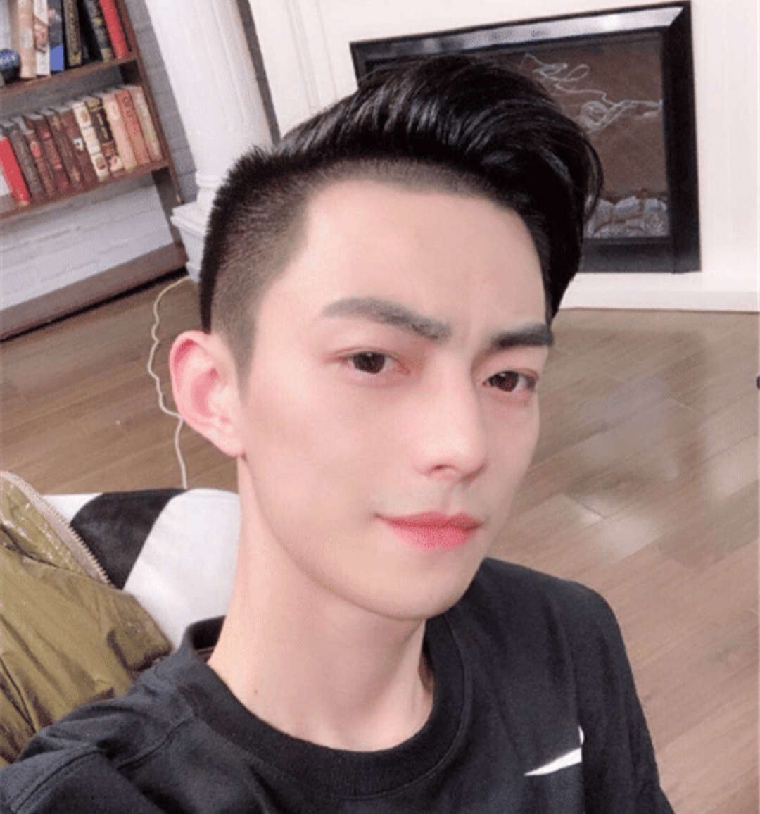 斗鱼tv主播智勋,浙江杭州人,原来在斗鱼tv的颜值板块.