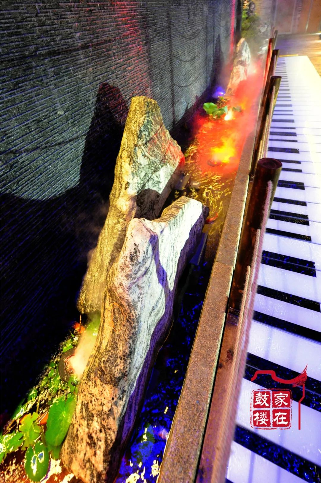 琴键为了让过往游客能够有参与感打造出"三山两塔两条江"的微型景观用