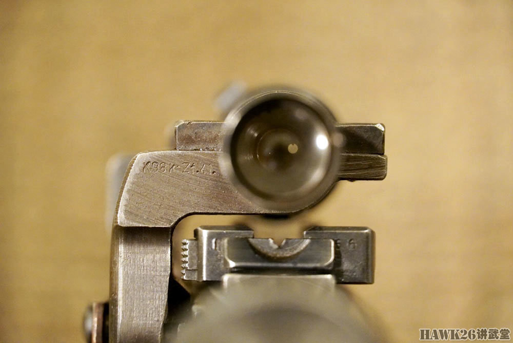 瞄准镜中部有调节环,根据瞄准点调解所对应的射程,最小调节量为50米