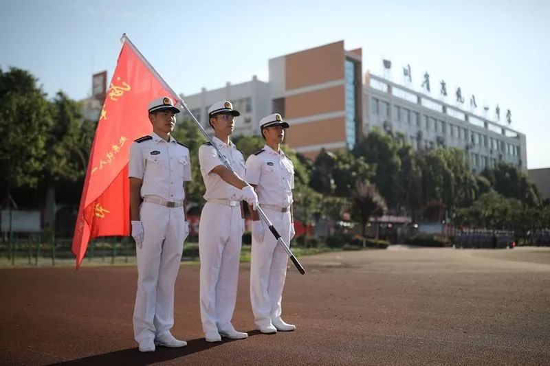 四川省东汽八一中学2019新生军训圆满完成_手旗