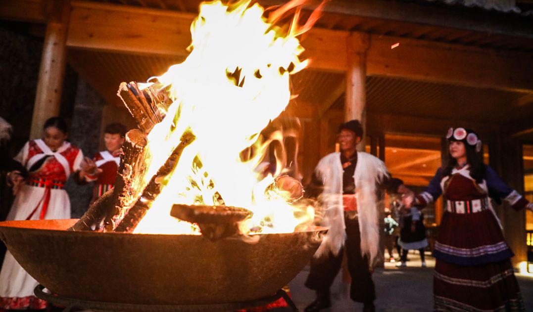 对于在纳西人来说,火塘是一个社交场所,一个温暖的家,只要有火塘,再