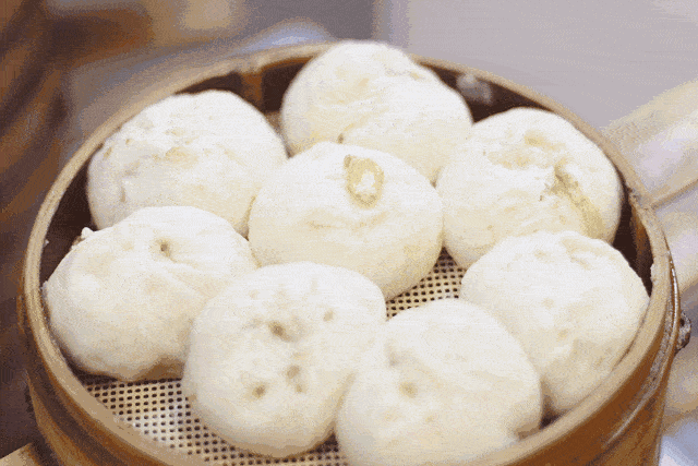 小笼包:一屉热烘烘的包子,肉多皮厚,一口一个,吃完一笼,感觉可以幸福