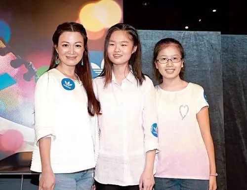 42岁双儿陈少霞三胎产女希望她今后幸福吧