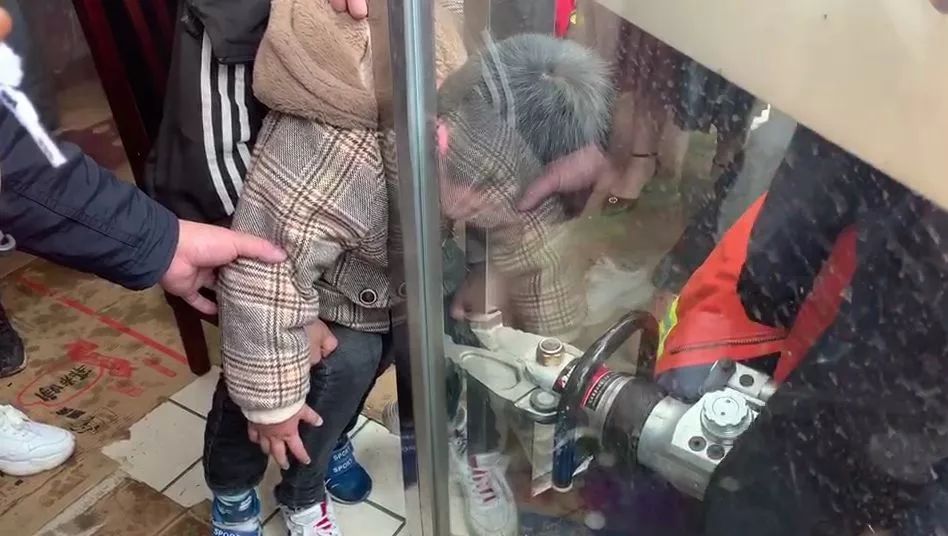 滨州一女童头部被夹商场门缝! 家长要留心