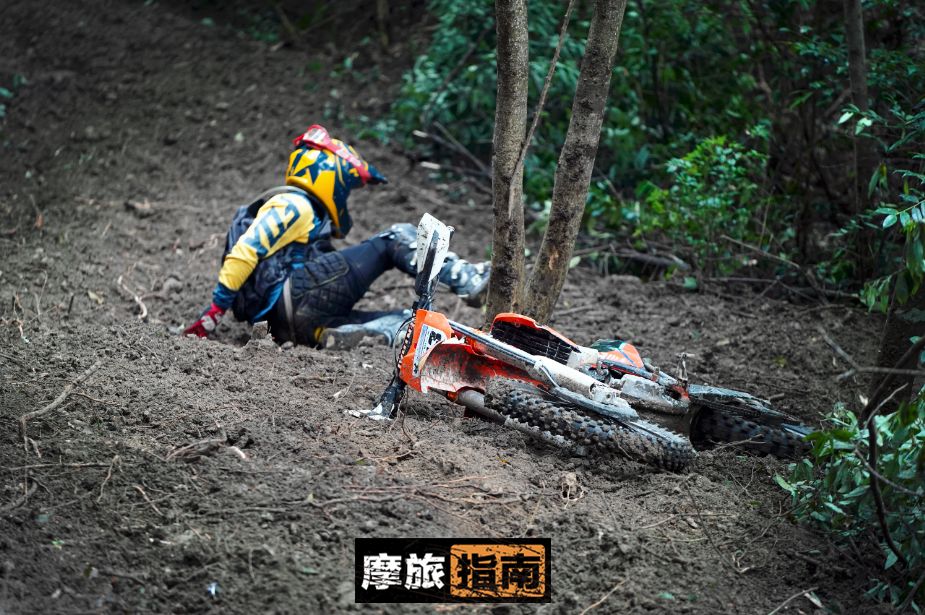 比赛中的43号陈兆鹏本次比赛还专门设立攀爬组,共计有22名车手参与