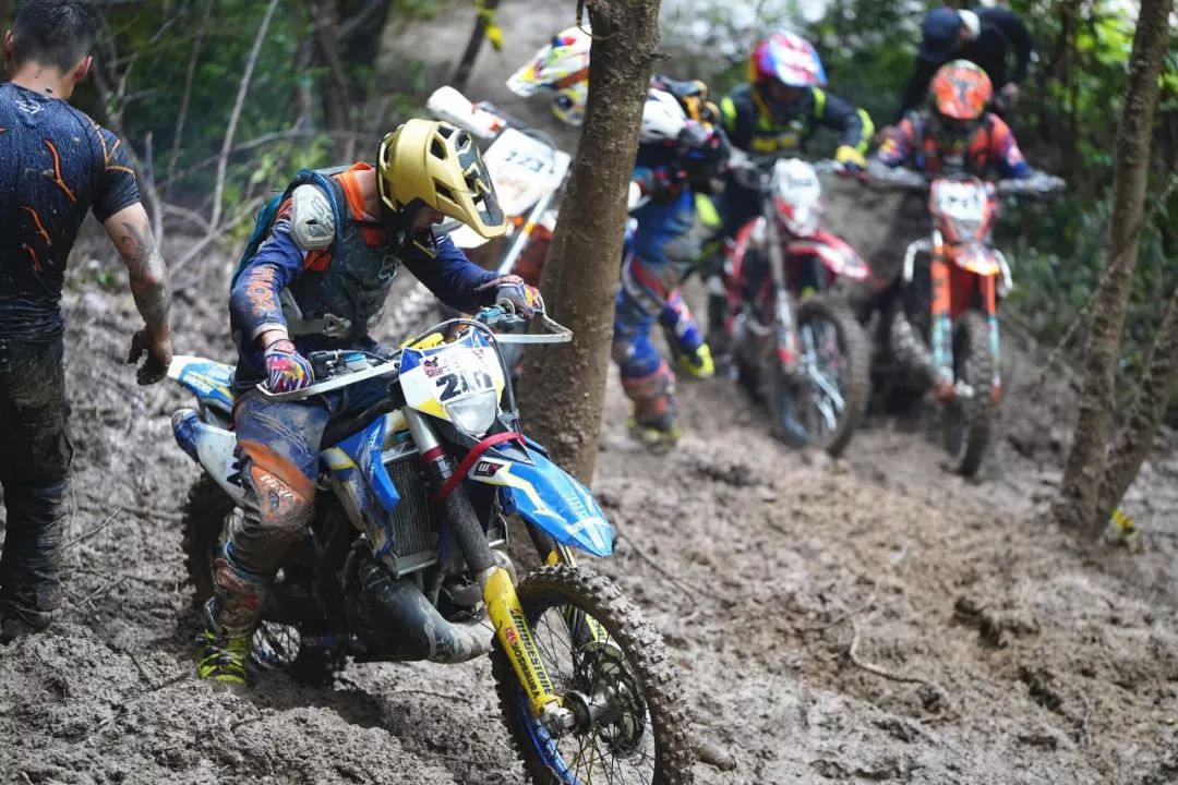 雨中激战中国cess超级越野摩托耐力联赛