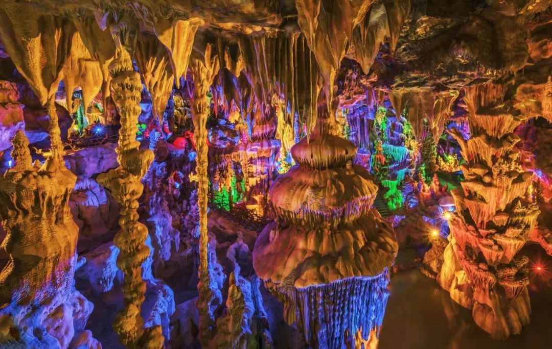 其主要景点有三重门,海韵台,天宫水府,瑶池仙境,洞天漂流,观景台,观龙