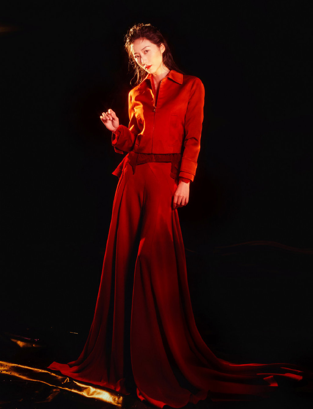 被韩雪美到了,一袭斜肩紧身长裙配高跟鞋,气质优雅美出新高度