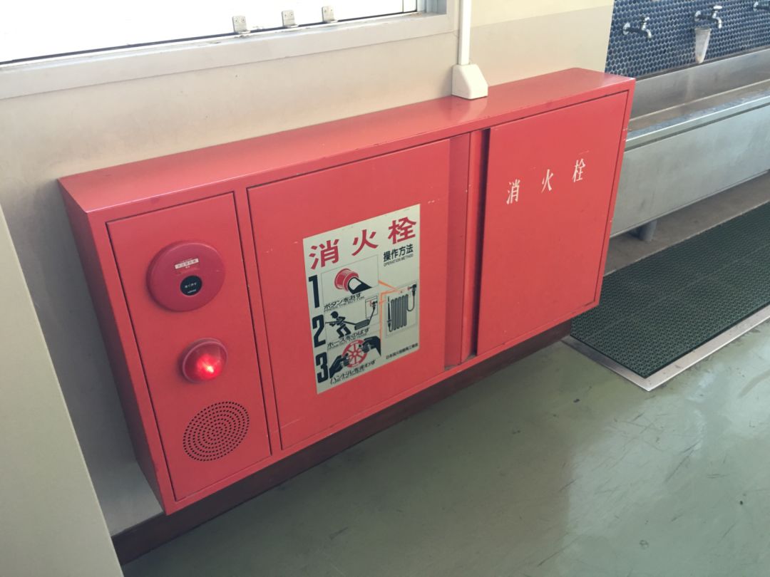 救助袋和消防栓图示日本小学生的书包里藏着非常多的"秘密",书包是