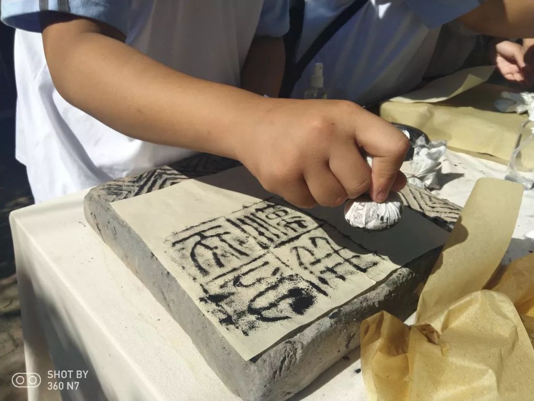 “传承民俗文化、弘扬国学”---精彩花絮之拓印体验_墨拍