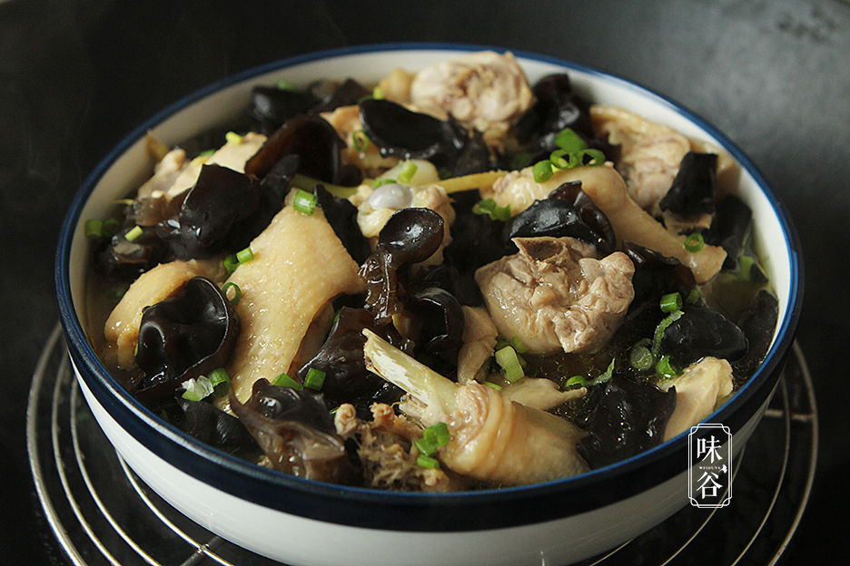 今天的香菇木耳蒸鸡香滑好吃,营养丰富,向大家大力推荐一下