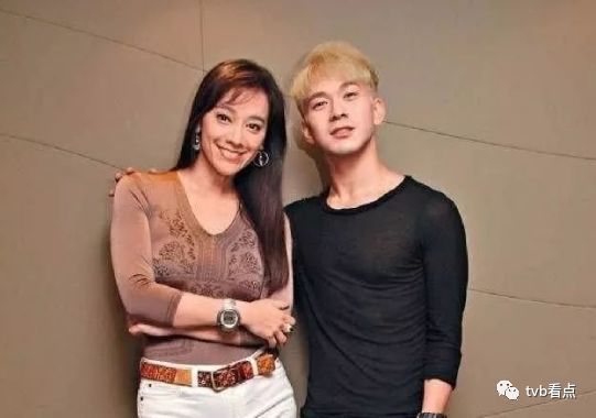 钱小豪则在01年的时候与第二任妻子丘倩鸣结婚,第二年生下了儿子钱颖