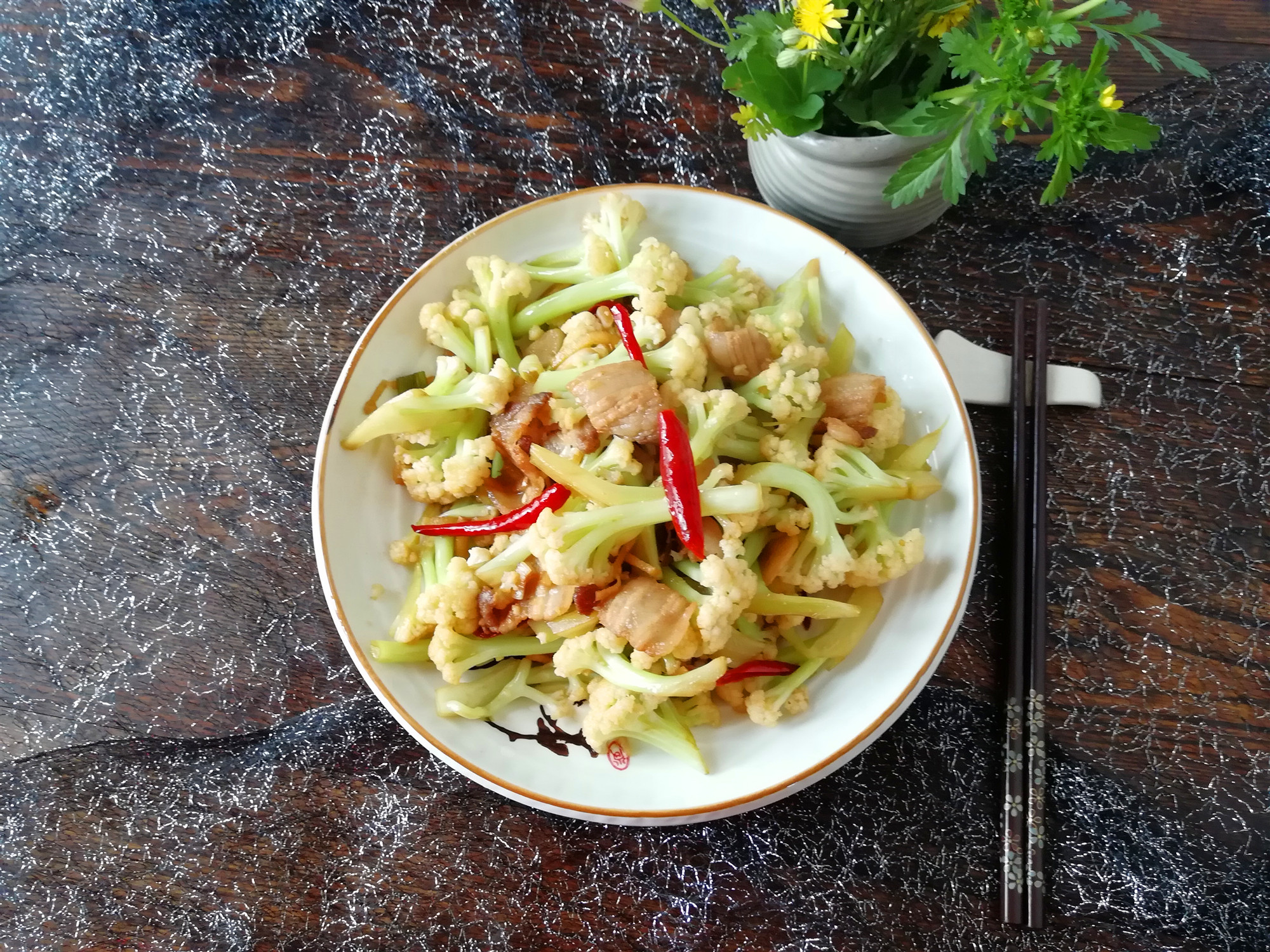 菜花這樣炒,味道才夠香,口感脆嫩,百吃不厭,開胃又下飯_五花肉