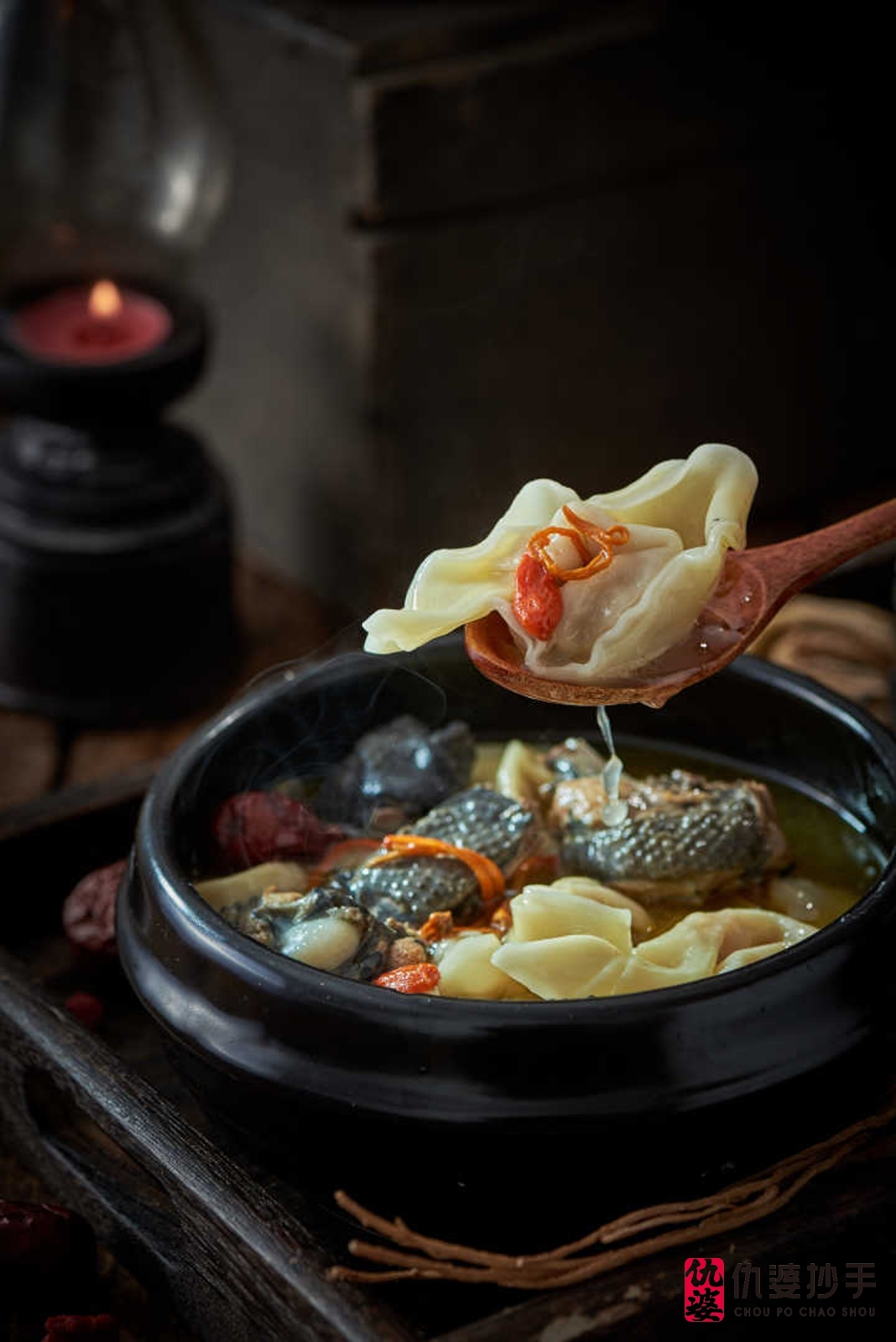 黑小麦磨的面粉包上正宗的黑猪肉,浇上药膳乌鸡汤,满分!