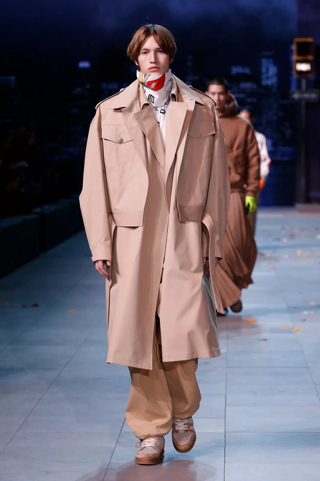 都说男生成长到一定阶段,便会与西装为伍,virgil 就在 lv 2019 秋冬