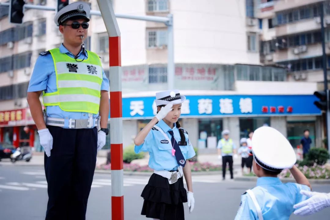 宜兴街头偶遇小交警这些萌娃有你认识的吗