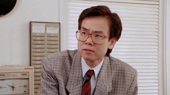 喜剧电影合家欢许冠文在仓库整理东西老板娘竟然偷看