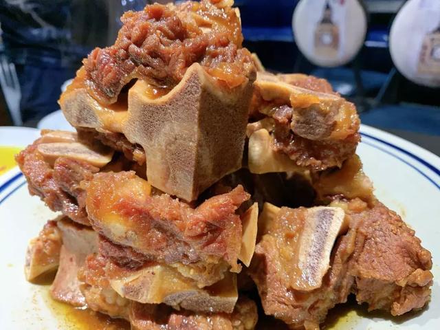 强筋骨 58元一份 /这个是烤的牛骨头,精选的部位,是店里的必点人气