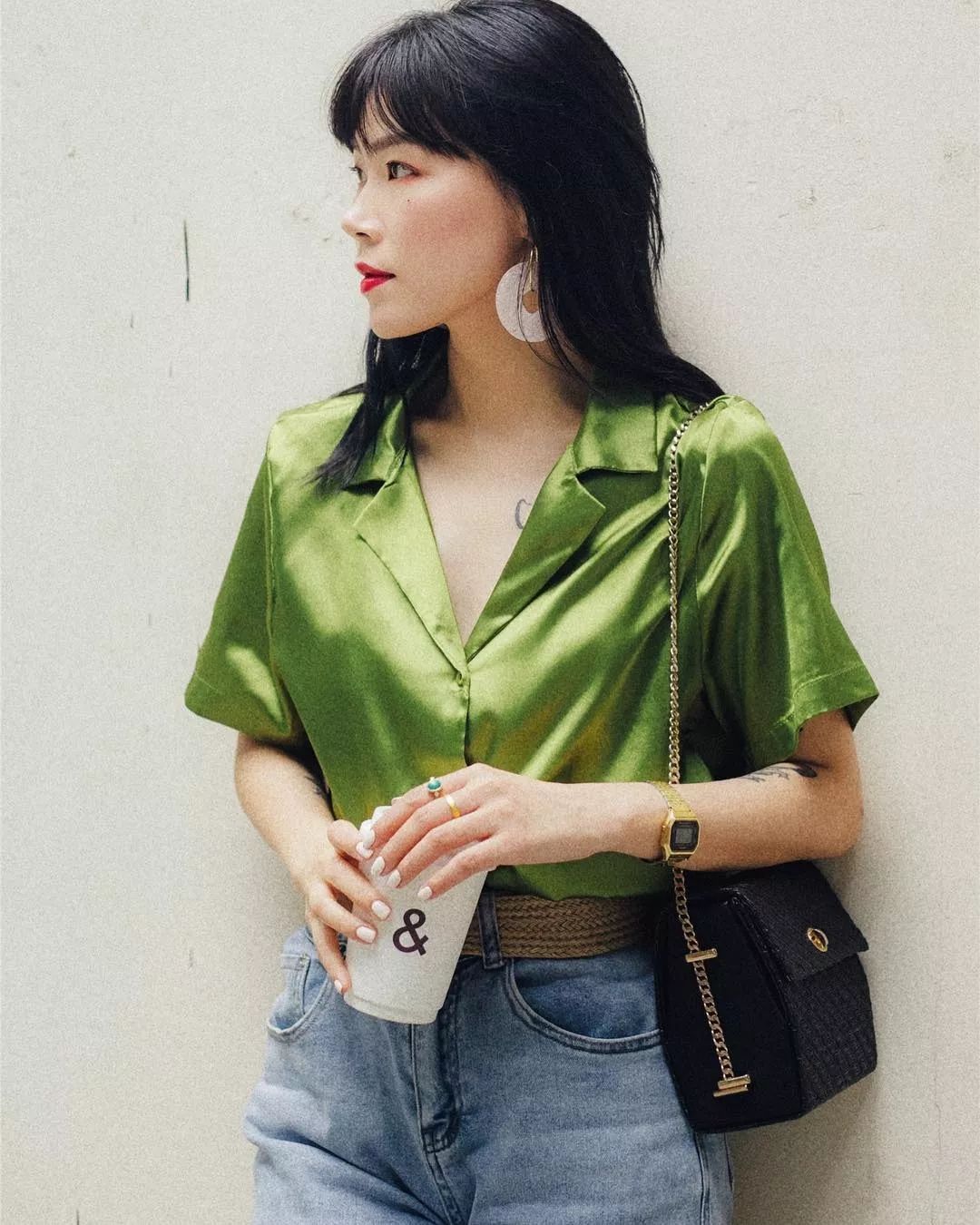 丝质吊带和中性的牛仔裤搭配,瞬间风情~95牛油果绿还和一个颜色很搭
