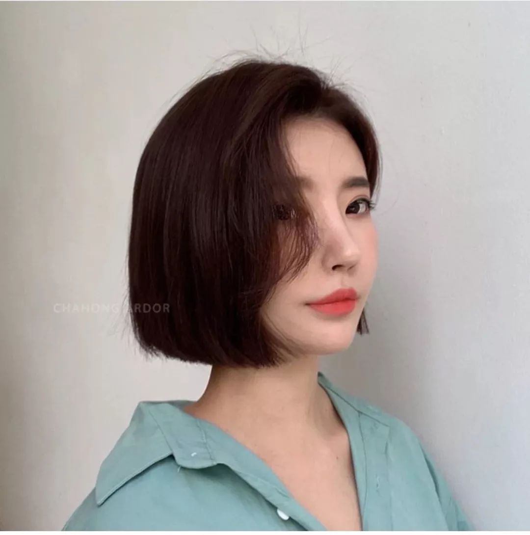 更重要的是这种短发发型不挑人群和脸型无论你是年轻女