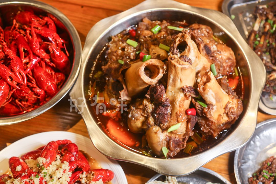 小编还真的没吃过这么大的牛骨头.