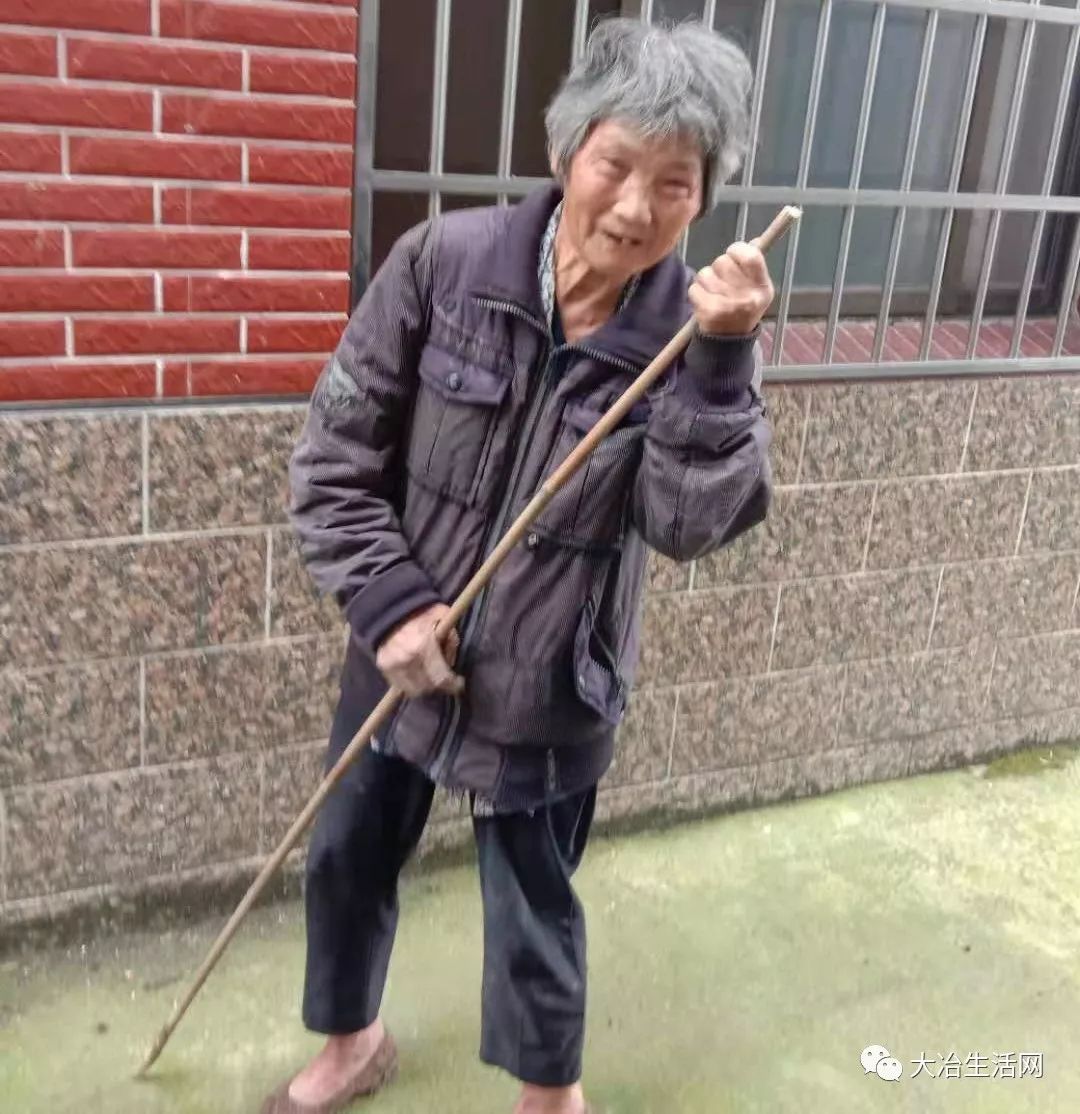 暖心刘仁八警民一家亲把爱带回家