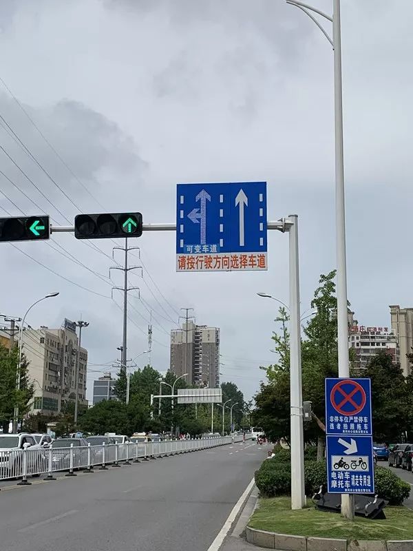 黄州城区首条可变车道亮相千万别走错啦