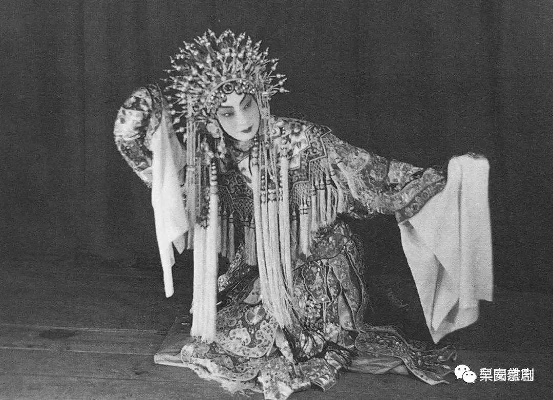 京剧的唱腔主要以著名的 "西皮"和"二黄"两大声腔组成,即所谓的"皮黄