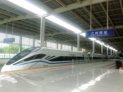 7月11日12时51分首趟动卧列车开进兰州西站