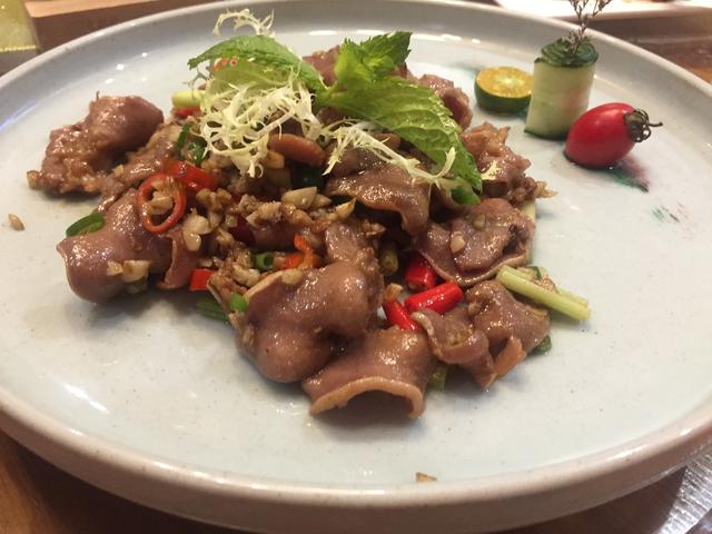 其他如老蛏煎蛋,香焗金昌鱼,白灼翡翠瓜,龙皇豆腐,沙姜爆炒猪利,蜜汁