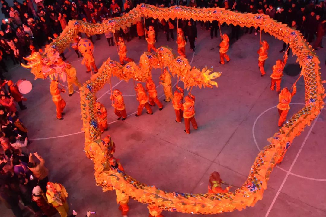 相传从明末清初,大批客家人迁居到龙王镇后,舞龙灯这项客家传统就诞生