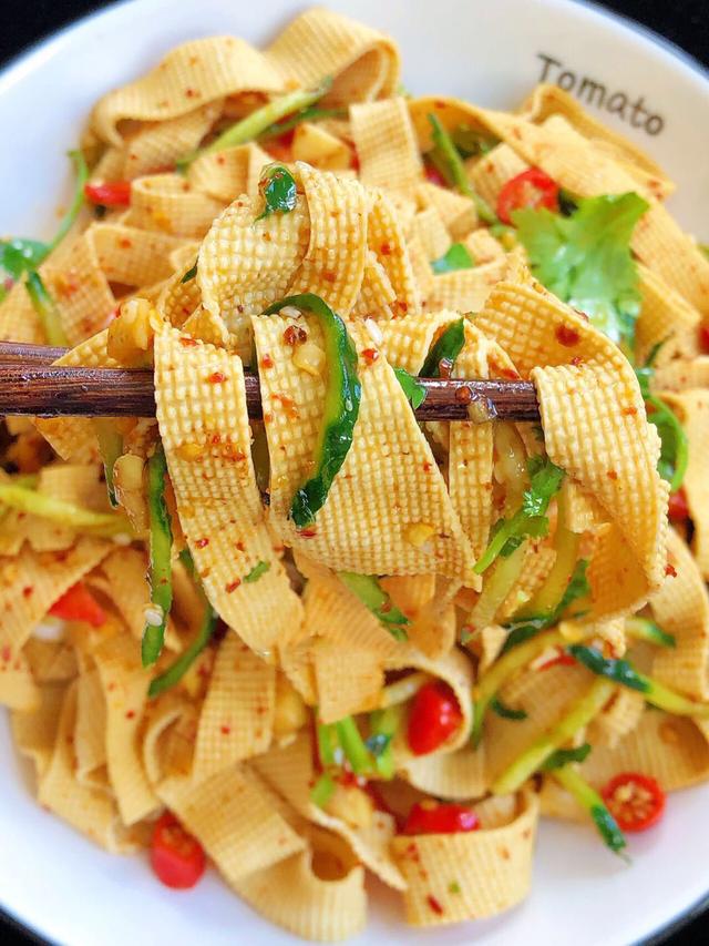 巨好吃的凉拌豆皮香辣过瘾连吃三天都不腻,超简单