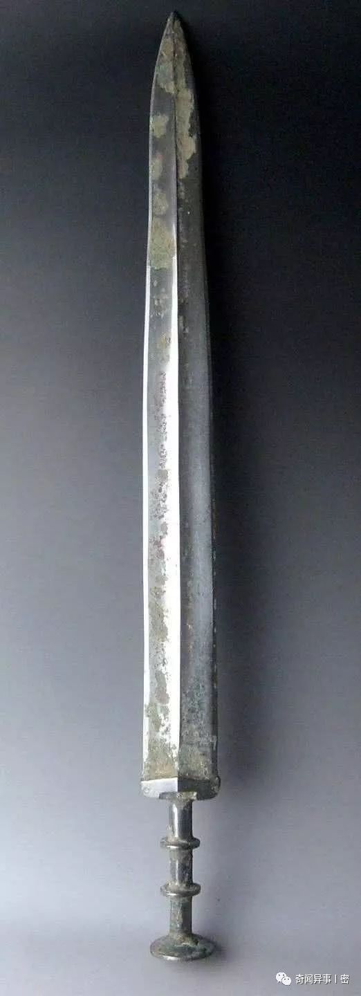 它们的剑身上面都有着八个棱面,其剑身十分的平滑,并且每个棱面之间的