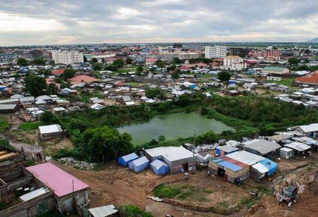 直击世界上最落后的首都,到处是坑坑洼洼的泥路,让人不忍直视