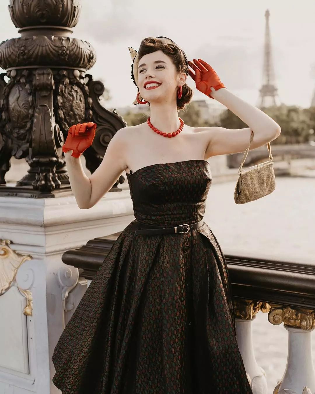 法国版麦瑟尔夫人在线带你穿越巴黎回到黄金年代