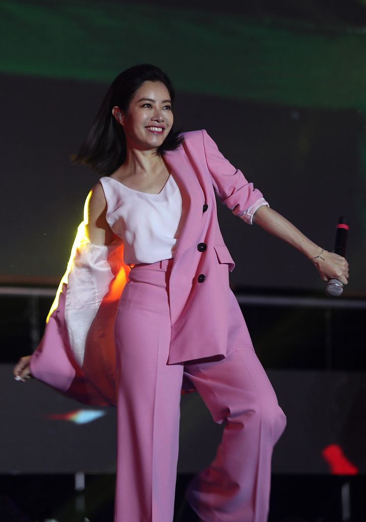 清纯女神不再!41岁徐怀钰商演近照颜值依然抗打,肤色太暗淡