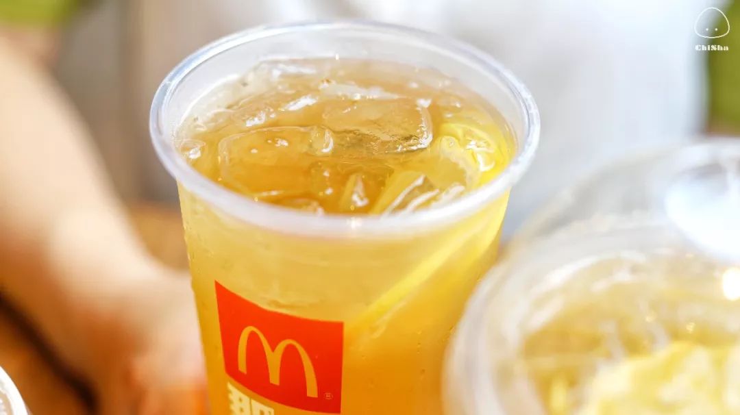 这款fuze tea茉莉绿茶饮料,茶体清透,喝上去有淡淡的茉莉茶香,非常沁