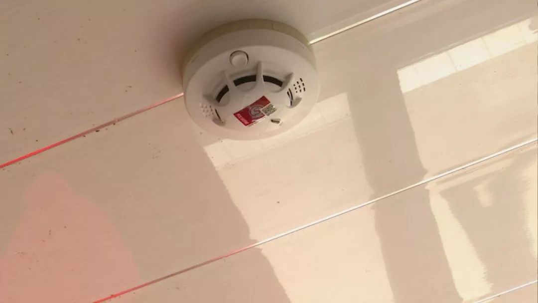 宝平街道为五保户安装消防报警器