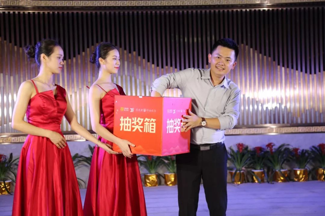 (活动现场图)现场还有抽奖仪式,豪礼抽不停!