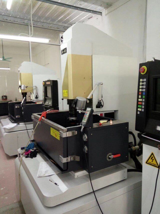 你使用高精细镜面火花机加工时外表精糙度不平均6大原因