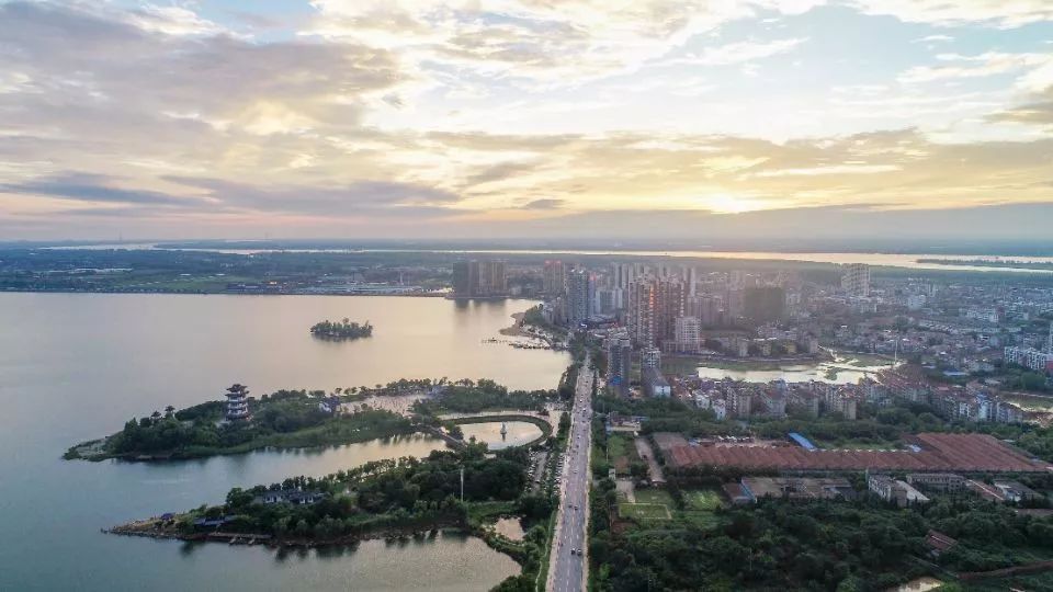 位于长江中游南岸,史称"武昌上游之邑,湘湖要冲之区",它是嘉鱼是座