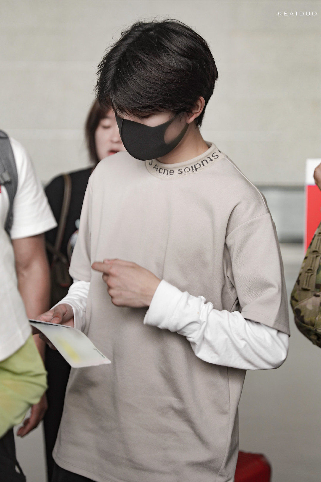 王源重庆飞台北机场图 酷潮boy帅气出街