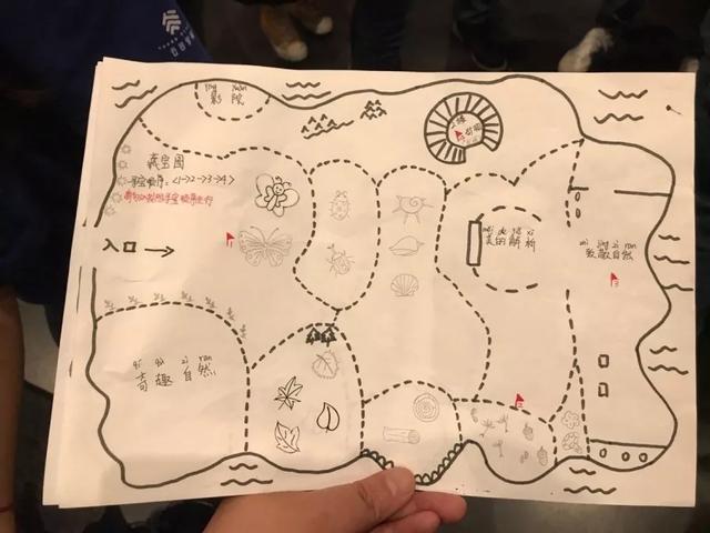 每一支出发探险的亲子队伍都得到了一张藏宝图,孩子们拿着手电筒,推开