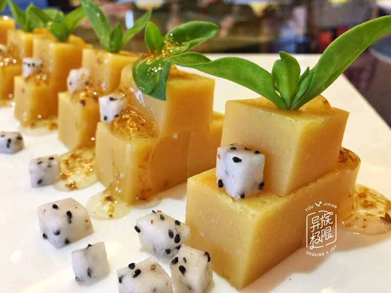 宫廷豌豆糕,绵密豆味十足,蘸以桂花糖.