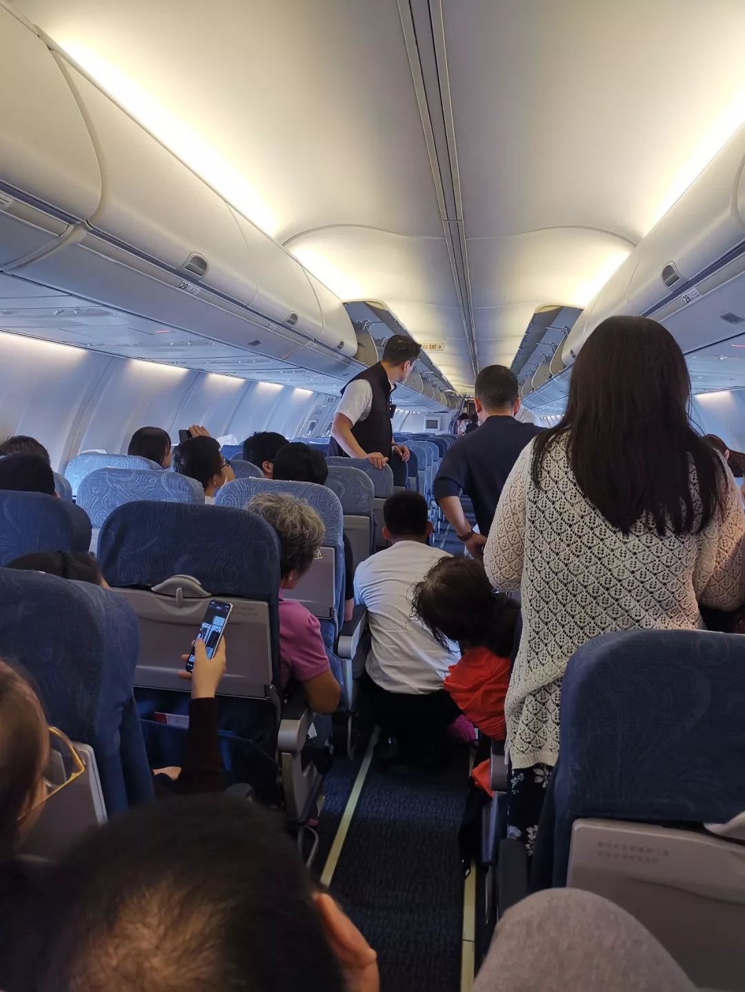 飞机上一乘客突然口吐白沫!