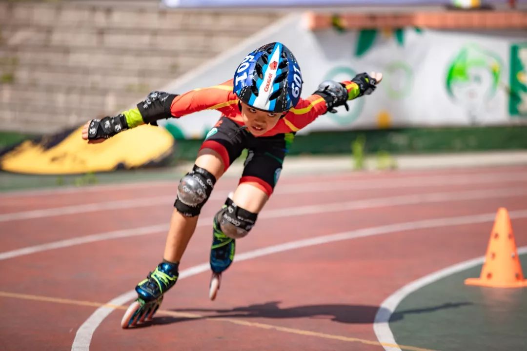 开幕式上与会嘉宾表达了自己对轮滑运动的支持,并希望轮滑运动能越来