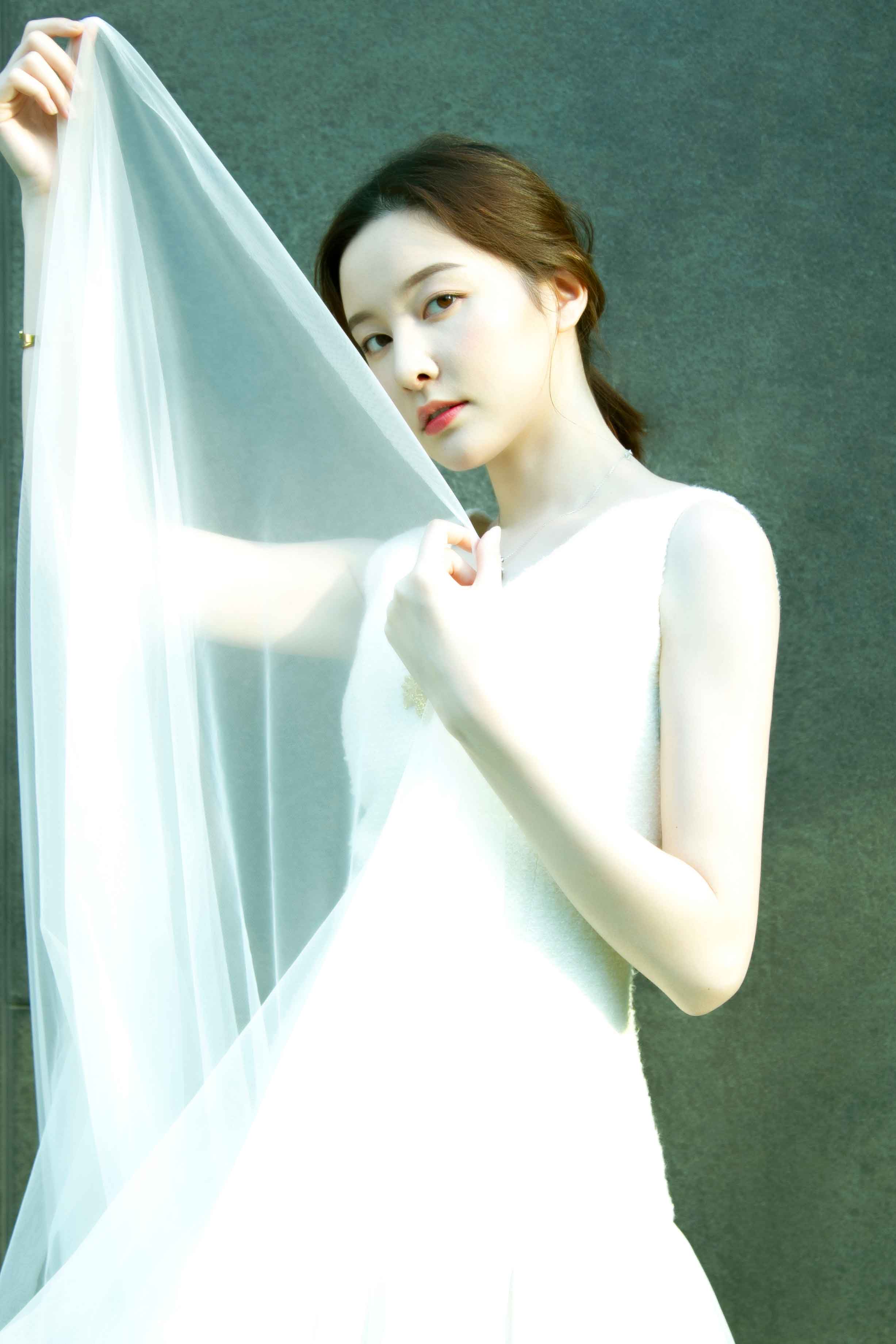 崔心心亮相时尚高级大秀优雅白裙尽显高挑好身材