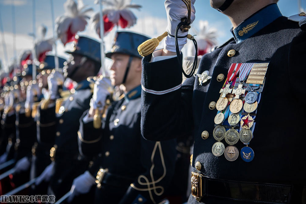 法国骑兵部队,这名军官胸前都是勋章.