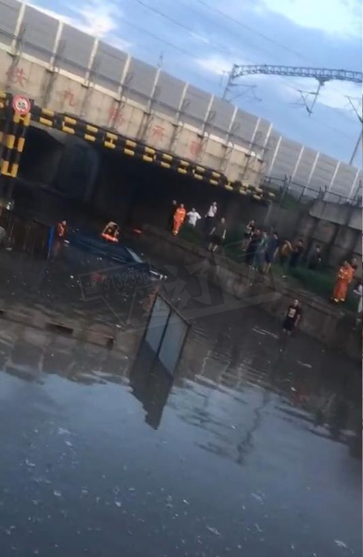 视频昨天通辽暴雨导致两辆车被水淹没一司机站在车顶等待救援