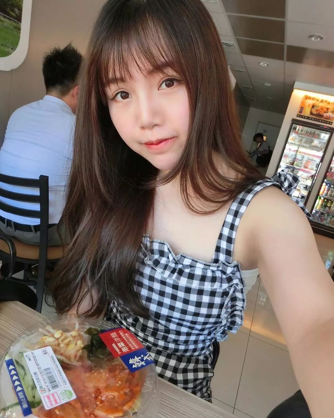 笑起来像高中时倒追我的女同学